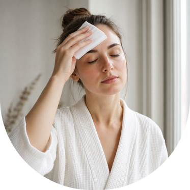 akne-mini-sebum Девушка промакивает лоб матирующей салфеткой у окна — избыток кожного сала